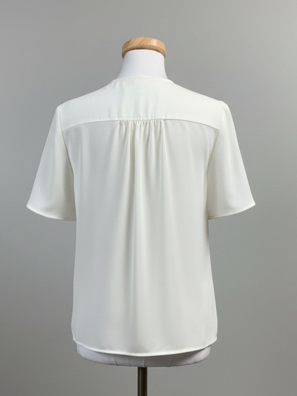 Trina Turk ivory blouse with zipper, size S, NEW WITH TAGS! - Picture 2 of 2